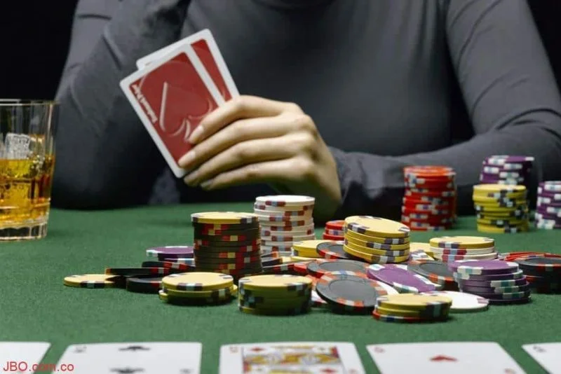 How to play poker by fooling your opponent